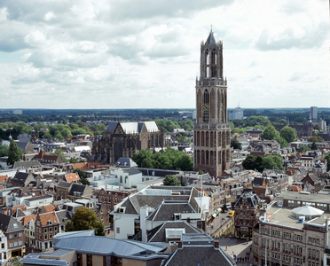 835923 Overzicht van een gedeelte van de binnenstad, vanaf de Neudeflat te Utrecht, naar het zuidoosten; links de ...